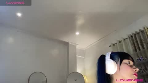 yournaughtyprincessx online show from December 23, 3:33 pm
