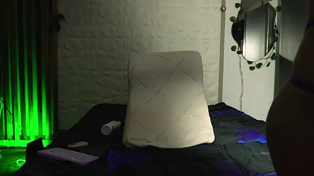 argiee taylorxs2 online show from March 18, 2:02 am