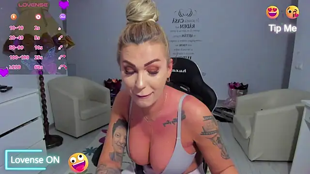 GlossyDiamondX online show from April 1, 2:57 am