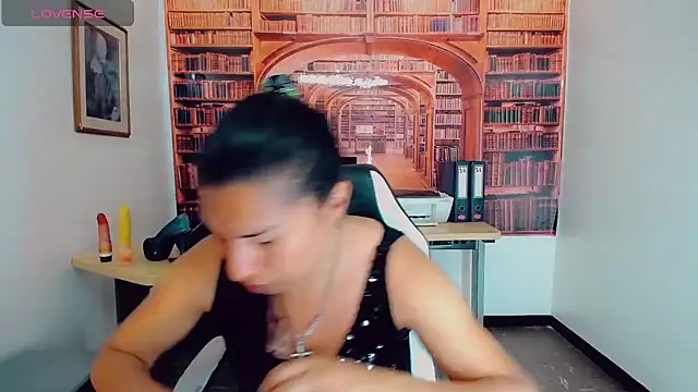 khiara moretti online show from December 12, 7:26 pm