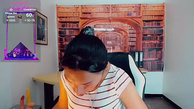 khiara moretti online show from December 13, 7:32 pm