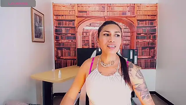 khiara moretti online show from February 4, 7:33 pm