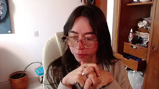 emily pearl  online show from January 9, 2:55 pm