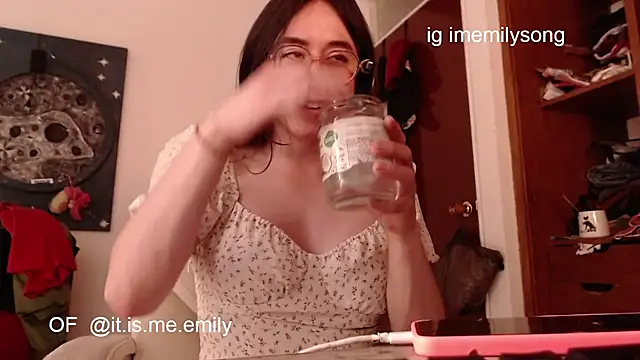 emily pearl  online show from March 12, 9:09 pm