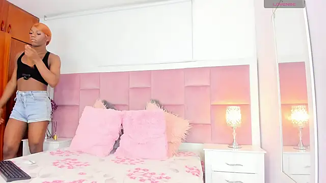 DaphneLloyd online show from December 9, 8:01 pm