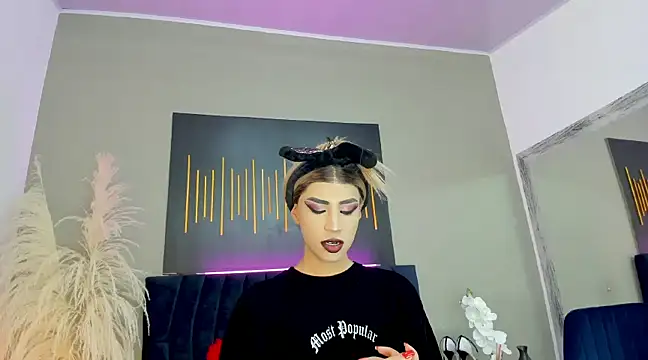 BrianaSchafer online show from December 6, 4:23 pm