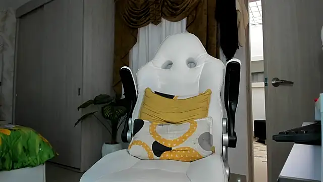 cherryfox88 online show from April 18, 8:42 pm