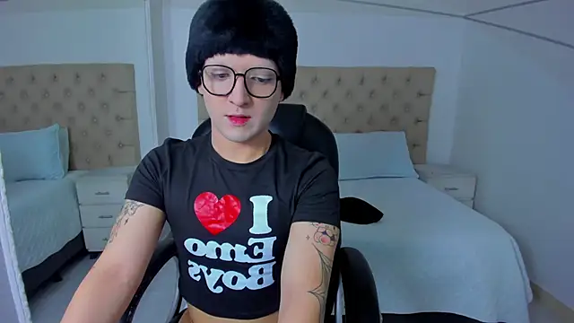Snapshot of melodybonss_ chatting on March 5, 5:14 am melodybonss  online show from March 5, 5:14 am