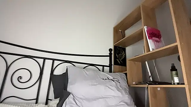 Kim Oberlin  online show from April 7, 9:49 pm