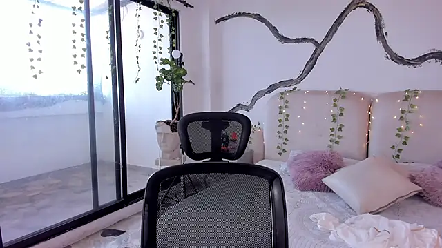 RoseCassie online show from October 31, 2:04 pm