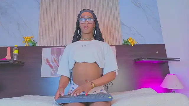 nahomy james25 online show from October 5, 10:42 pm