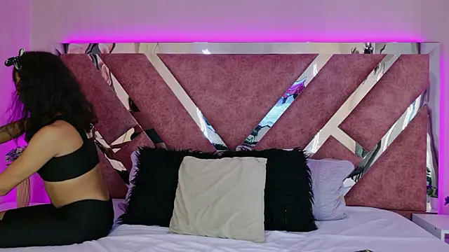 AliDiaz  online show from April 8, 7:15 pm