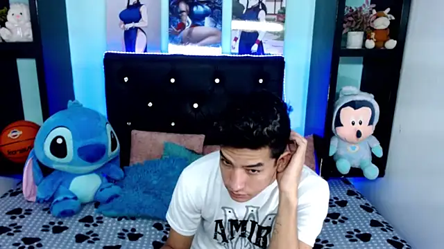 Snapshot of x_oliver_x chatting on October 26, 5:03 am x oliver x online show from October 26, 5:03 am