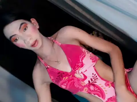 Snapshot of xyourdreamtrans chatting on October 14, 2:01 am xyourdreamtrans online show from October 14, 2:01 am