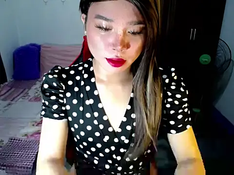 Snapshot of Urassiansweetcummer chatting on October 23, 2:04 am Urassiansweetcummer online show from October 23, 2:04 am