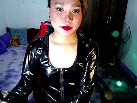 Urassiansweetcummer online show from April 2, 9:35 pm