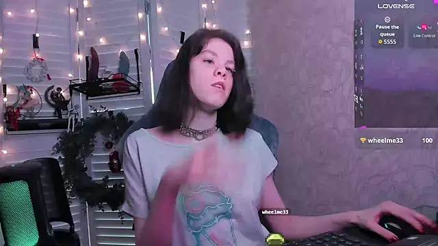 aestheticbeing online show from February 25, 12:10 pm