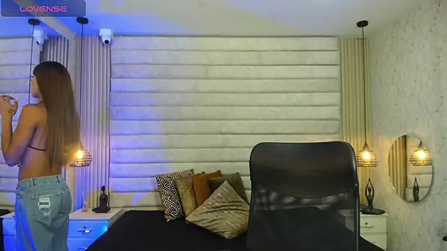 keytinthomson  online show from February 13, 7:43 pm