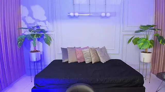 keytinthomson  online show from April 22, 7:32 pm