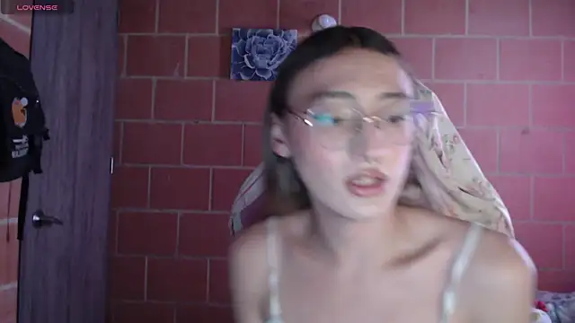 Snapshot of Andrea_camilaaa chatting on October 14, 5:36 pm Andrea camilaaa online show from October 14, 5:36 pm