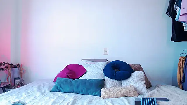 Theevae online show from March 29, 2:50 pm