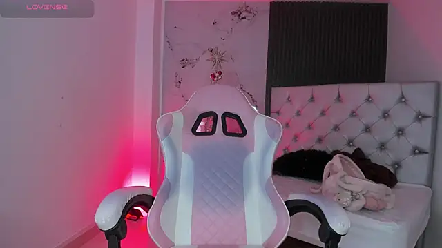 chloesagee online show from December 13, 10:38 pm