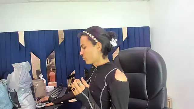 Aisha hotts777 online show from April 22, 3:24 am