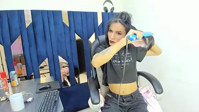 Aisha hotts777 online show from April 23, 3:25 am