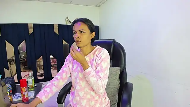 Aisha hotts777 online show from April 26, 3:26 am