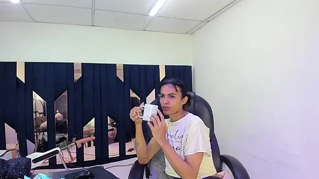 Aisha hotts777 online show from April 28, 4:06 am