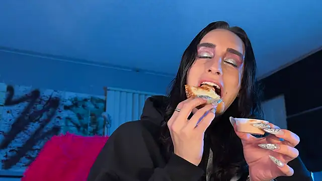 xoFrankie online show from April 4, 8:01 am