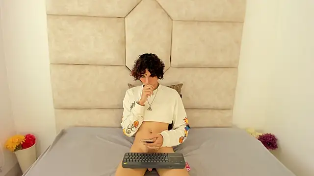 Snapshot of Scaarlett_22_ chatting on October 8, 5:25 pm Scaarlett 22  online show from October 8, 5:25 pm