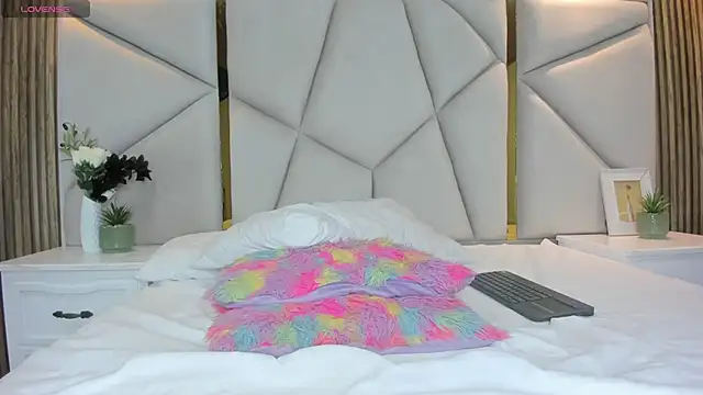 rebeca brown  online show from April 23, 12:29 pm