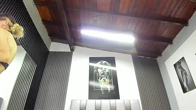 Caitlyn-Joness  online show from April 7, 10:33 pm