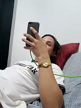 ofjuliaa online show from April 20, 11:28 pm