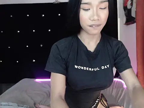 Queenoflustx online show from April 21, 7:48 am