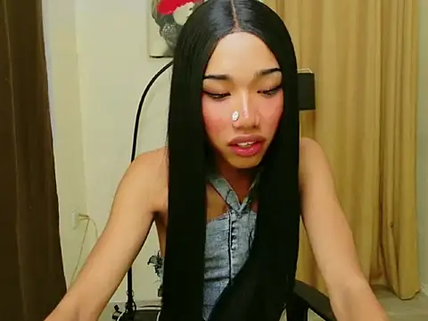 Queenoflustx online show from May 7, 1:18 pm