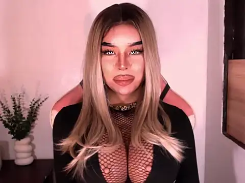 CyraHasABigCock online show from May 25, 9:11 pm
