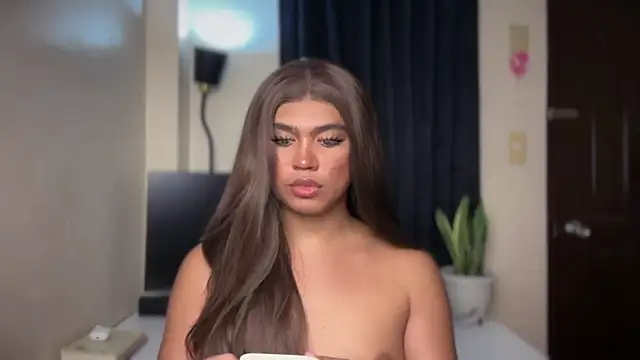 OliviaLuxee online show from May 5, 6:58 pm