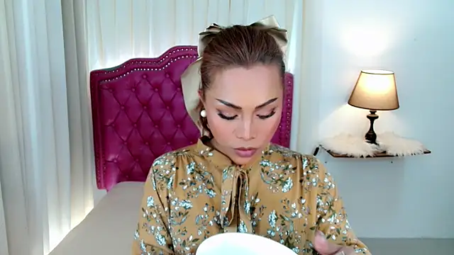 DreamLADYBOY online show from April 1, 5:20 am