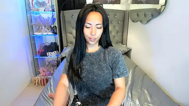 reighnempress online show from April 22, 3:02 am