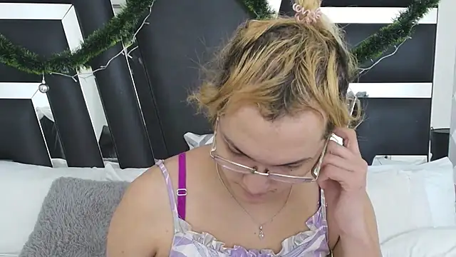 Snapshot of katya_kozlov chatting on December 6, 2:40 am katya kozlov online show from December 6, 2:40 am