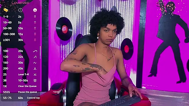 nickyminach  online show from April 21, 7:31 pm