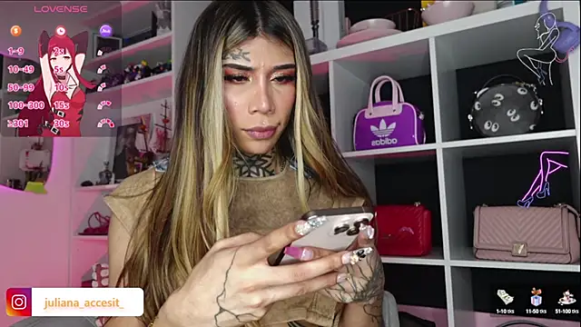 Snapshot of caroline_cossei chatting on February 8, 6:22 am caroline cossei online show from February 8, 6:22 am